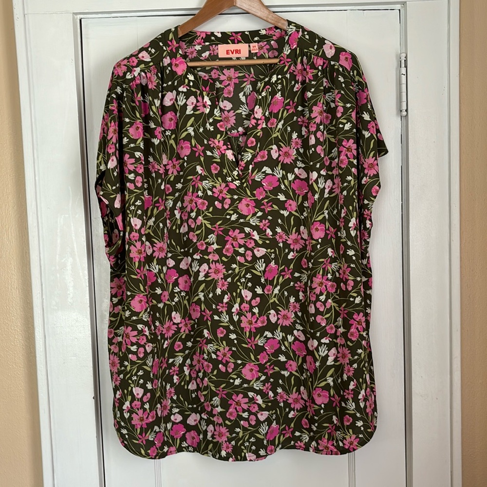 NWOT Beautiful floral print cap sleeve blouse with a v neck. Size 3x.
